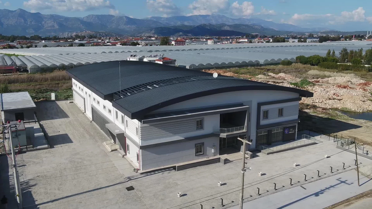 Antalya Büyükşehir, \'Ova Kapalı Spor Salonu Projesi\'ni Tamamladı