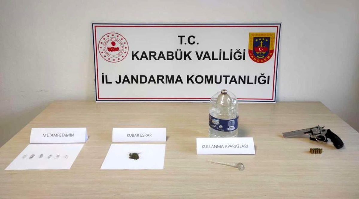 Araçtaki uyuşturucu partisi, jandarmaya yakalanınca bitti