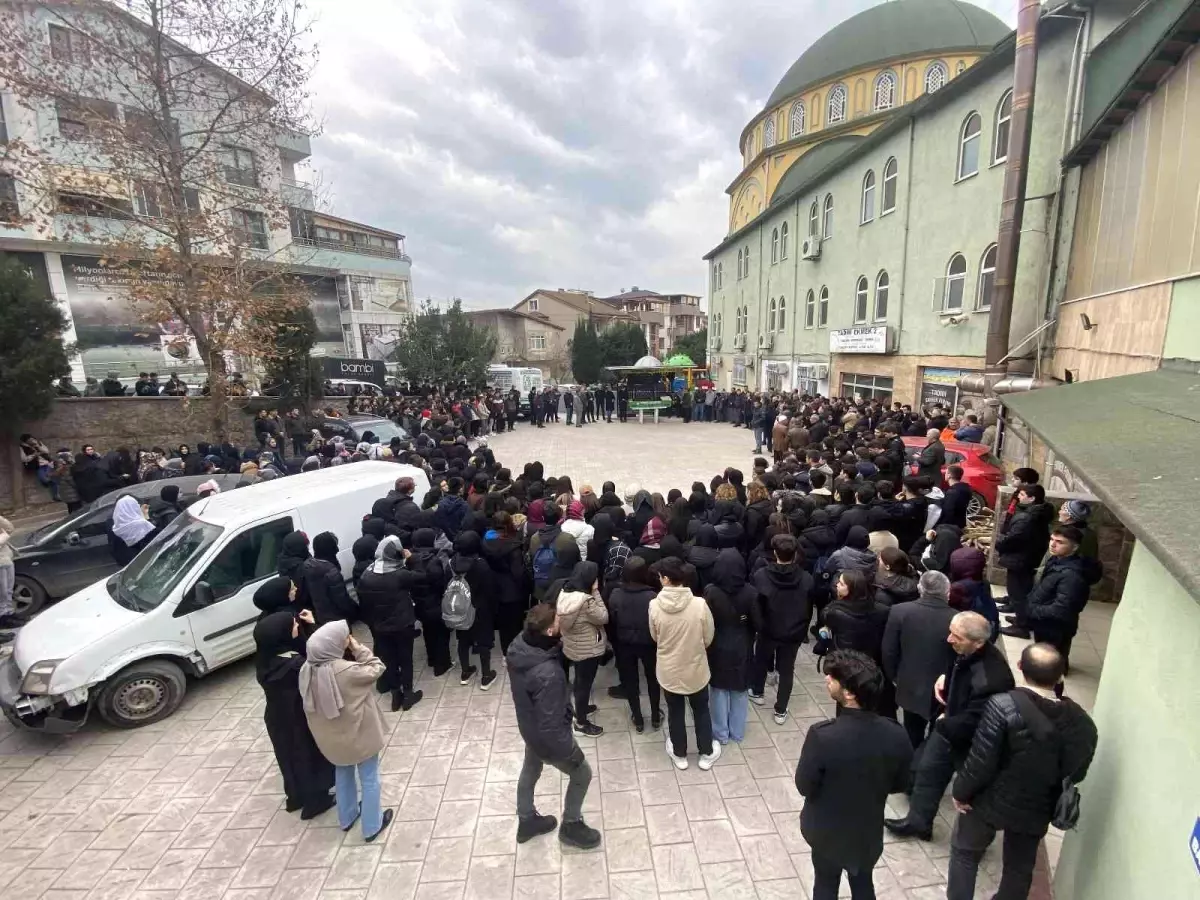 Beşinci kattan boş havuza düşen öğretmen, son yolculuğuna uğurlandı