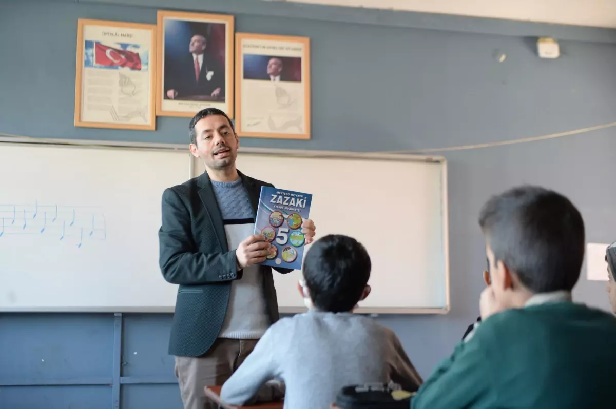 Bingöl'deki öğrenciler Zazaca seçmeli dersle ilgili bilgilendiriliyor