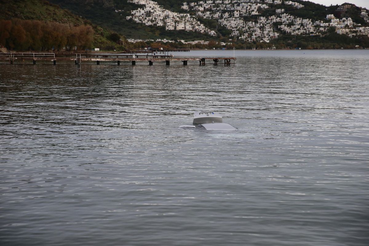 Bodrum\'da denize düşen araçtaki 1 kişi öldü, sürücü yaralandı