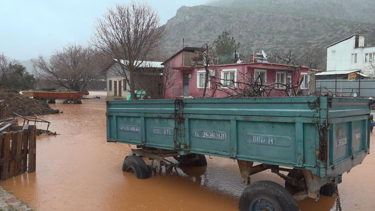 Burdur\'da sağanak su baskınlarına neden oldu