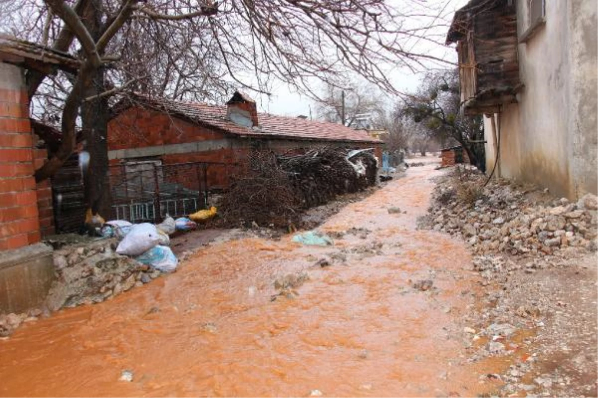 Burdur\'da şiddetli yağış; evler ve tarım arazileri su altında kaldı