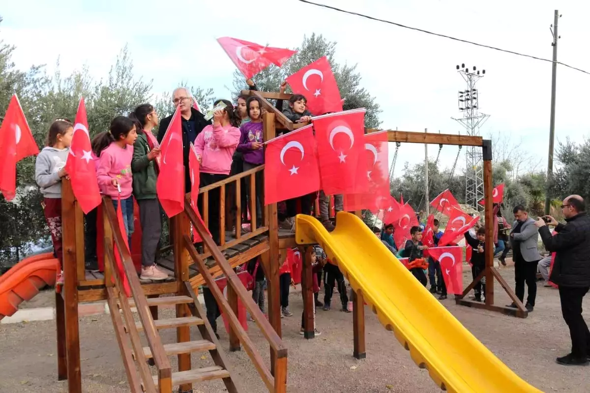 Çocuklar, parklarını yapan başkanı bayraklarla karşıladı