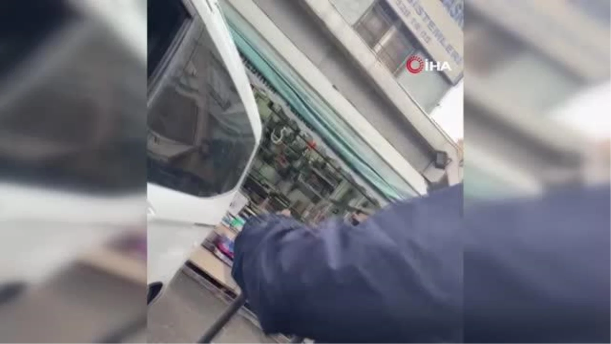 Fatih\'te değnekçi operasyonu: Polis ekiplerinden park ücreti isteyen değnekçi kamerada