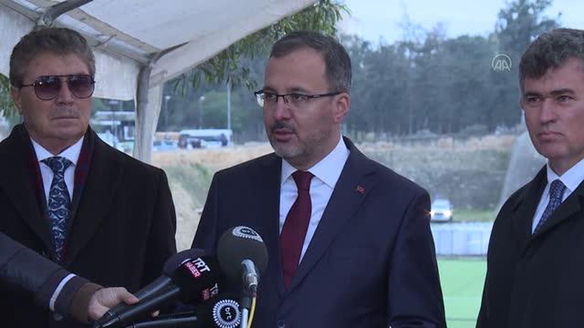 Gençlik ve Spor Bakanı Kasapoğlu, Lefkoşa'da yeniden yapılan Taksim Sahası'nı inceledi