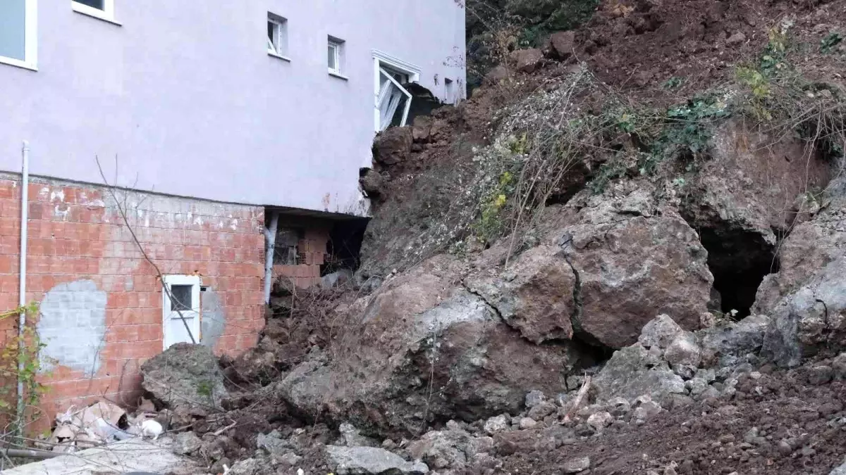 Heyelan 4 katlı binaya hasar verdi, bina tahliye edildi