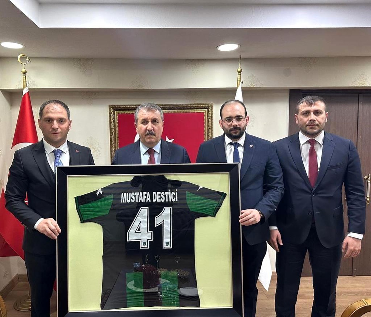 Kocaelispor formasını Mustafa Destici\'ye götürdüler