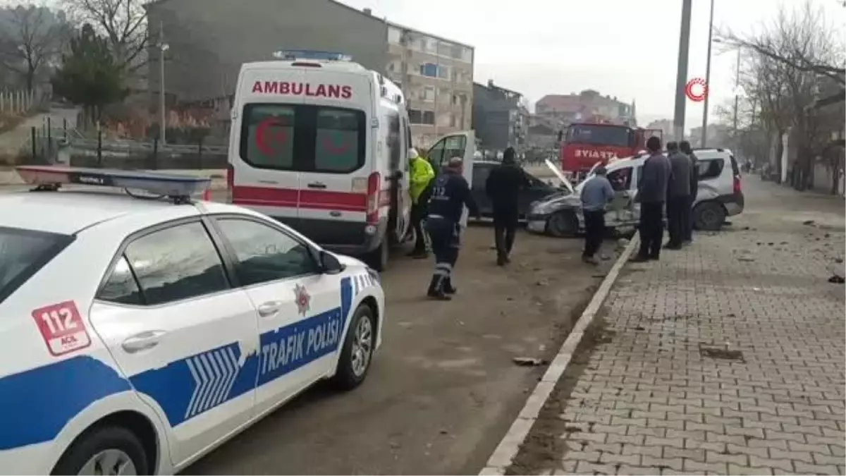 Kontrolden çıkan otomobil park halindeki araca çarptı