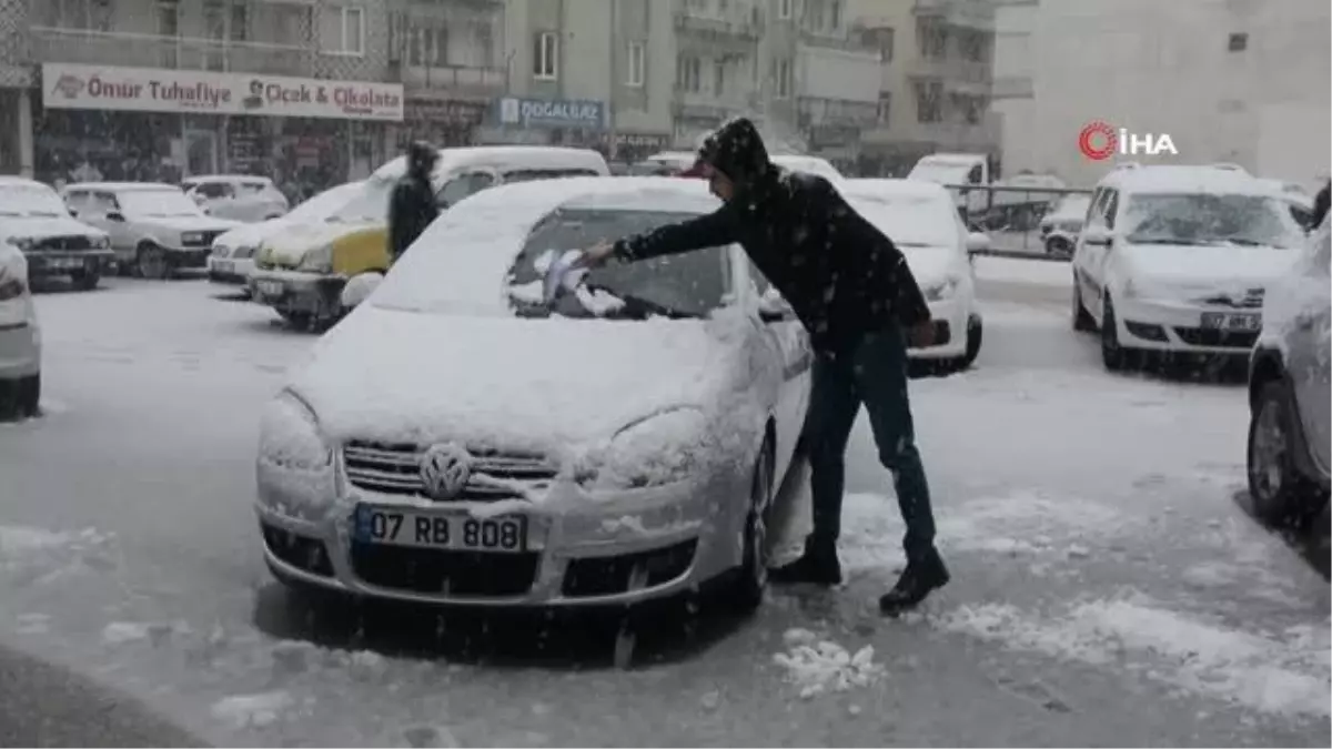 Korkuteli beyaz gelinliğini giydi: Kar kalınlığı 8 santimetreye ulaştı