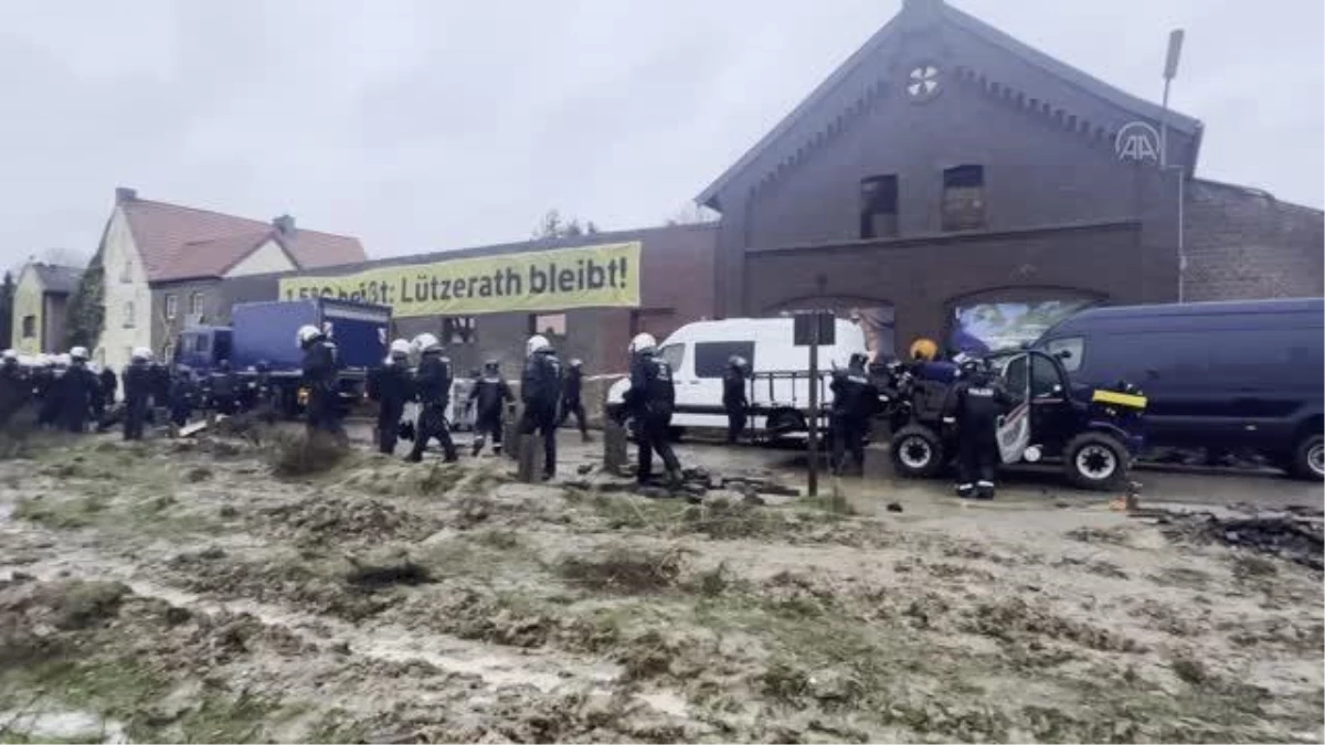 LÜTZERATH - Almanya\'da maden köyünden çıkarılmak istenen çevreciler polise saldırdı