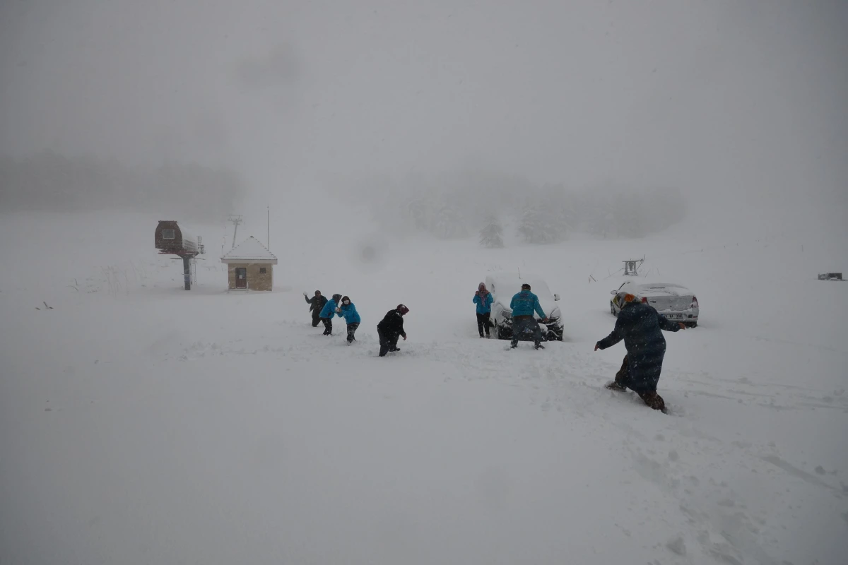 Murat Dağı Kayak Merkezi\'nde kar kalınlığı 30 santimetreye ulaştı