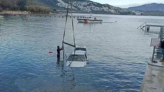 İki kişinin içerisinde olduğu otomobil denize uçtu! 19 yaşındaki genç feci şekilde can verdi