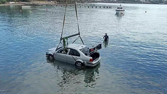 İki kişinin içerisinde olduğu otomobil denize uçtu! 19 yaşındaki genç feci şekilde can verdi