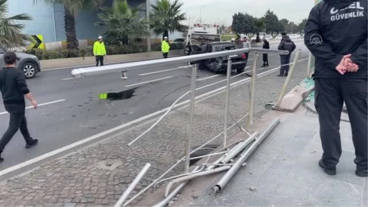 Otomobilin çarptığı tramvay durağında hasar oluştu - Güvenlik kamerası