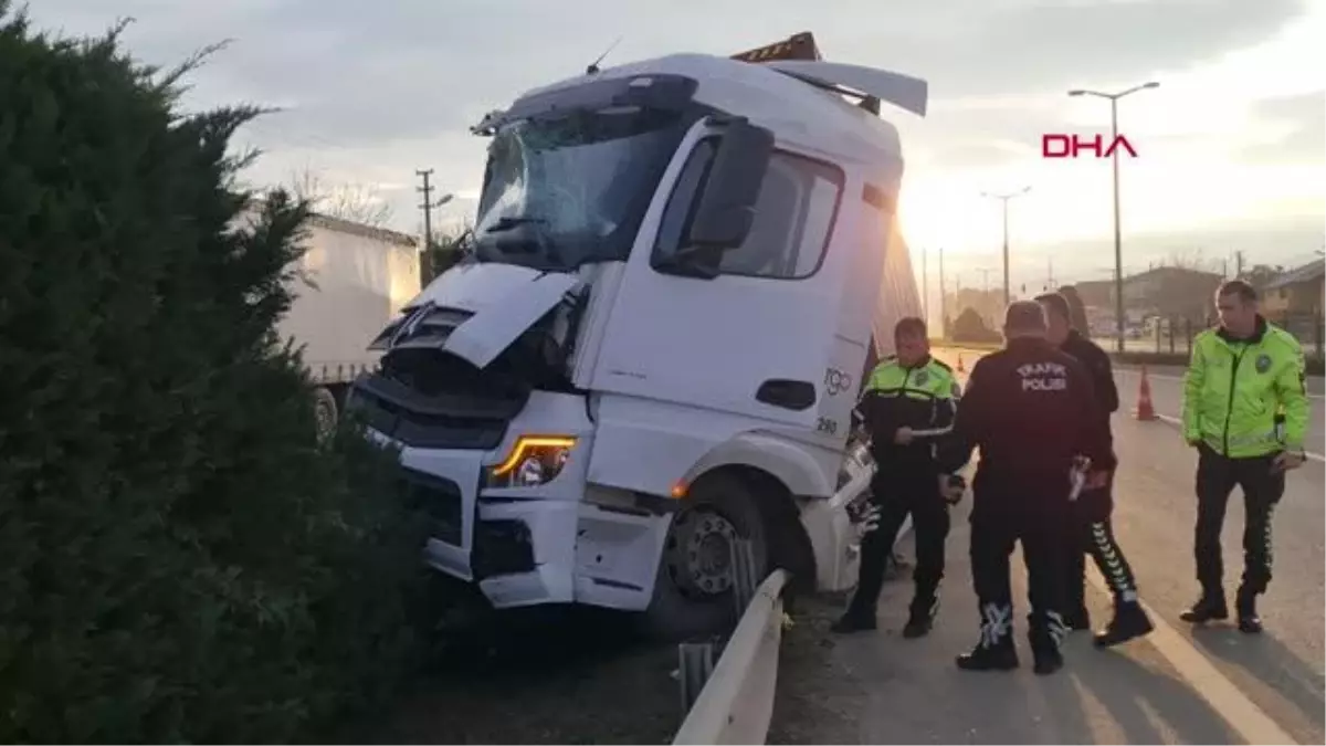 REFÜJDE TRAFİK TABELASINA ÇARPAN TIR\'IN SÜRÜCÜSÜ KAÇTI