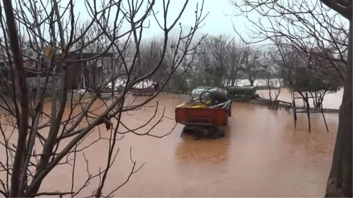 Sağanak su baskınlarına neden oldu