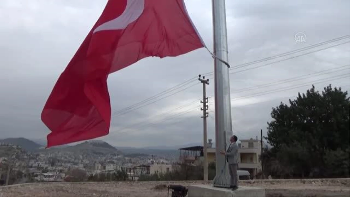 Silifke\'de Türk bayrağı 40 metrelik direkte göndere çekildi