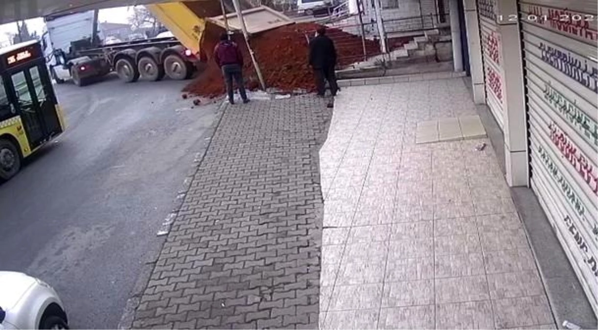 Sultanbeyli\'de kiracısından fazlan kira isteyen dükkan sahibi, dükkanın önüne kamyonla kum döktürdü