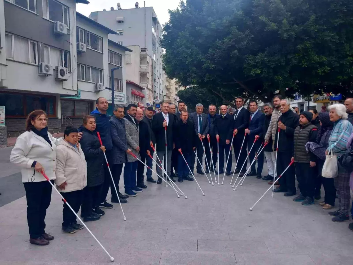 Tarsus\'ta farkındalık için "Beyaz Baston" ile yürüdüler