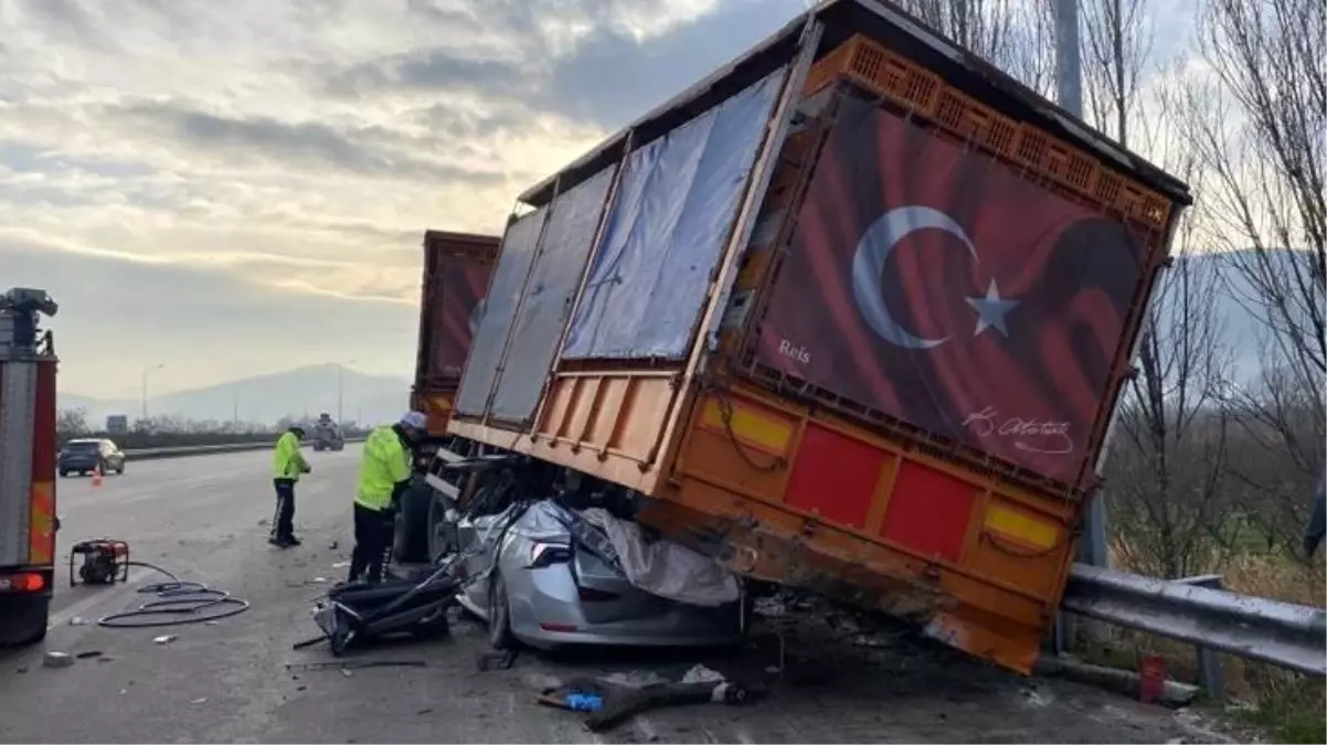 Tıra çarpan otomobil dorsenin altına girdi, sürücü feci şekilde can verdi