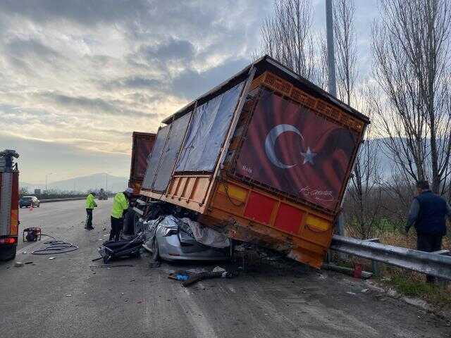 Tıra çarpan otomobil dorsenin altına girdi, sürücü feci şekilde can verdi