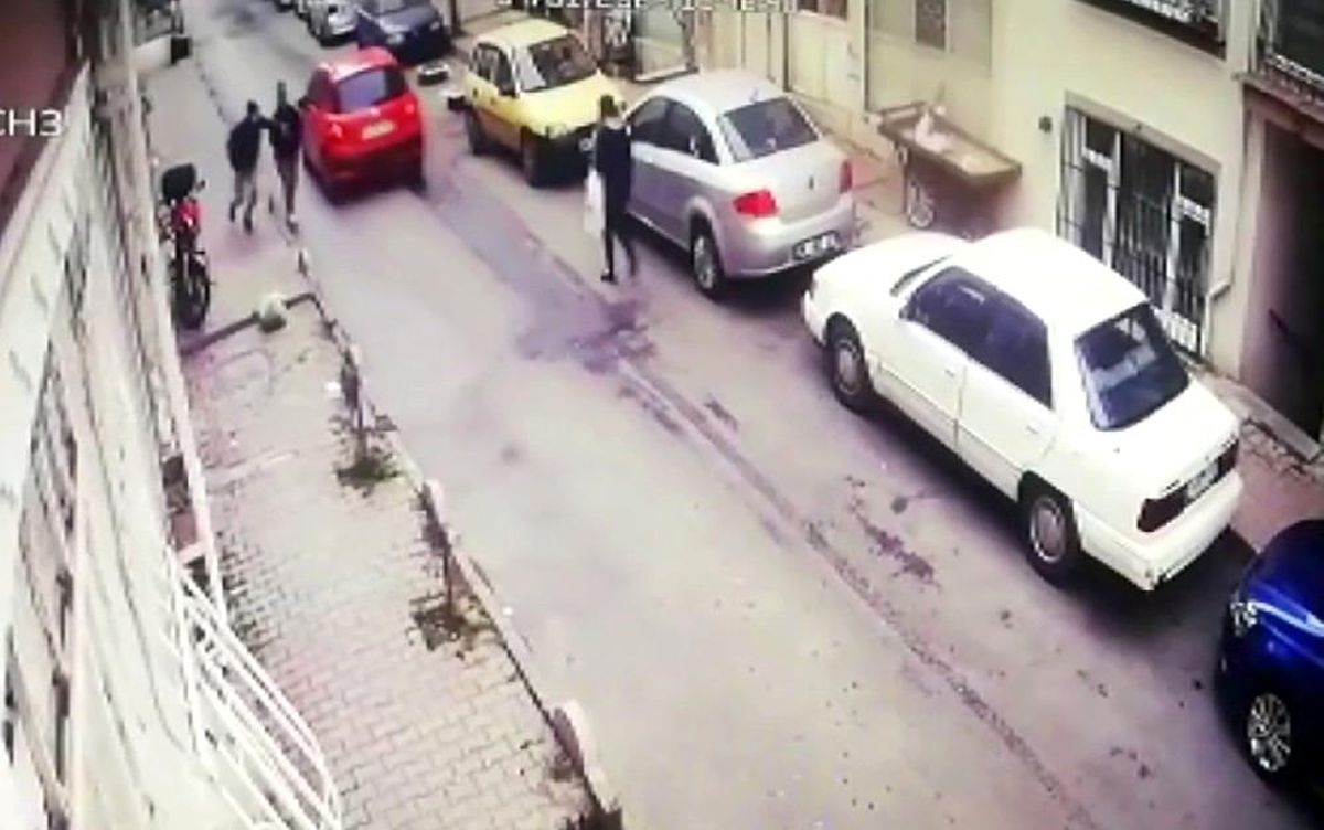 Yolda yürürken elindeki cep telefonunu kaptırdı