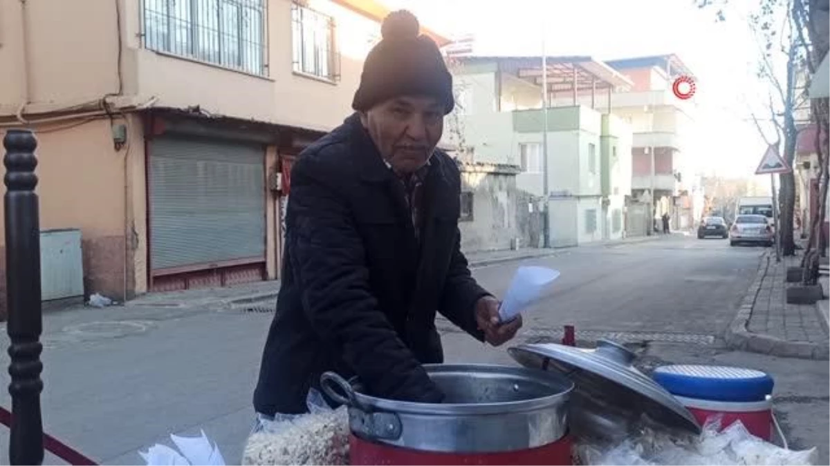 73 yaşındaki Beyitler, 30 yıldır sokak sokak gezerek nohut satıyor