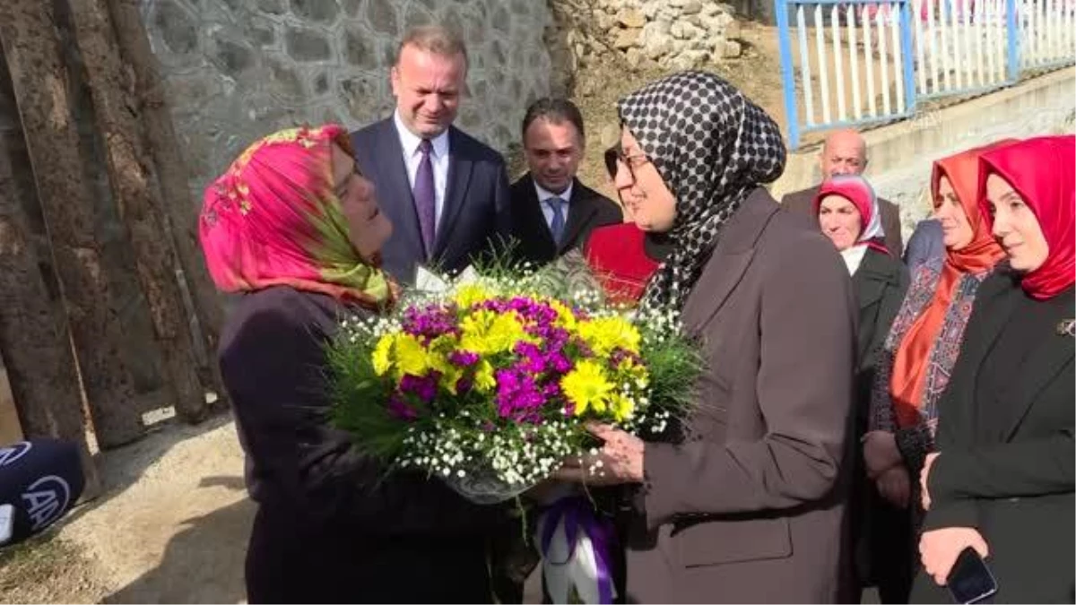 AK Parti\'li Belgin Uygur, şehit Eren Bülbül\'ün mezarını ziyaret etti