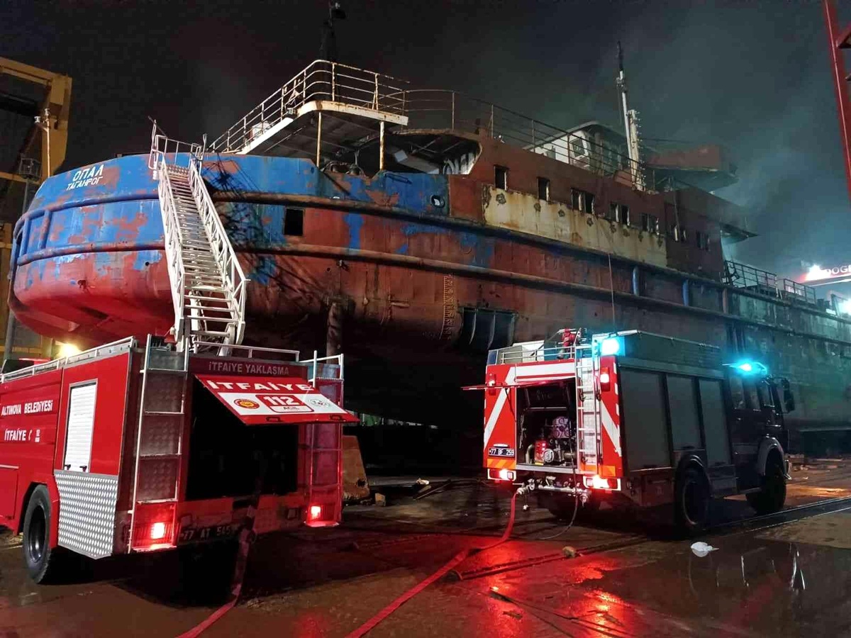 Altınova Tersaneler Bölgesi\'nde gemi yangını: 3 kişi dumandan etkilendi