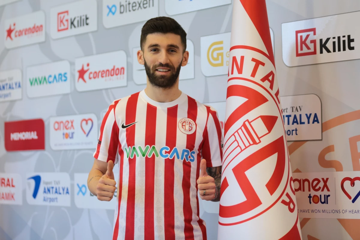 Antalyaspor, Doğukan Sinik ile sözleşme imzaladı