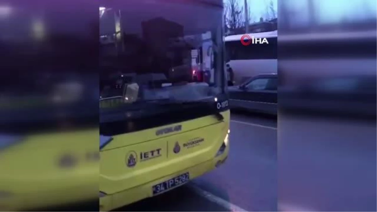 Arnavutköy \'de İETT otobüs şoförüne sinirlenen genç, otobüsün camını böyle kırdı