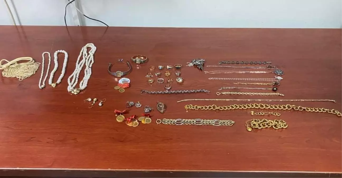 BALIKESİR - Telefonla aradıkları yaşlı kadının 2 milyon liralık altınını dolandıran 3 kişi tutuklandı