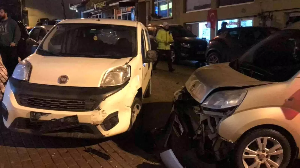 Bilecik\'te zincirleme trafik kazası: 4 araç hasar görürken 2 kişi de yaralandı