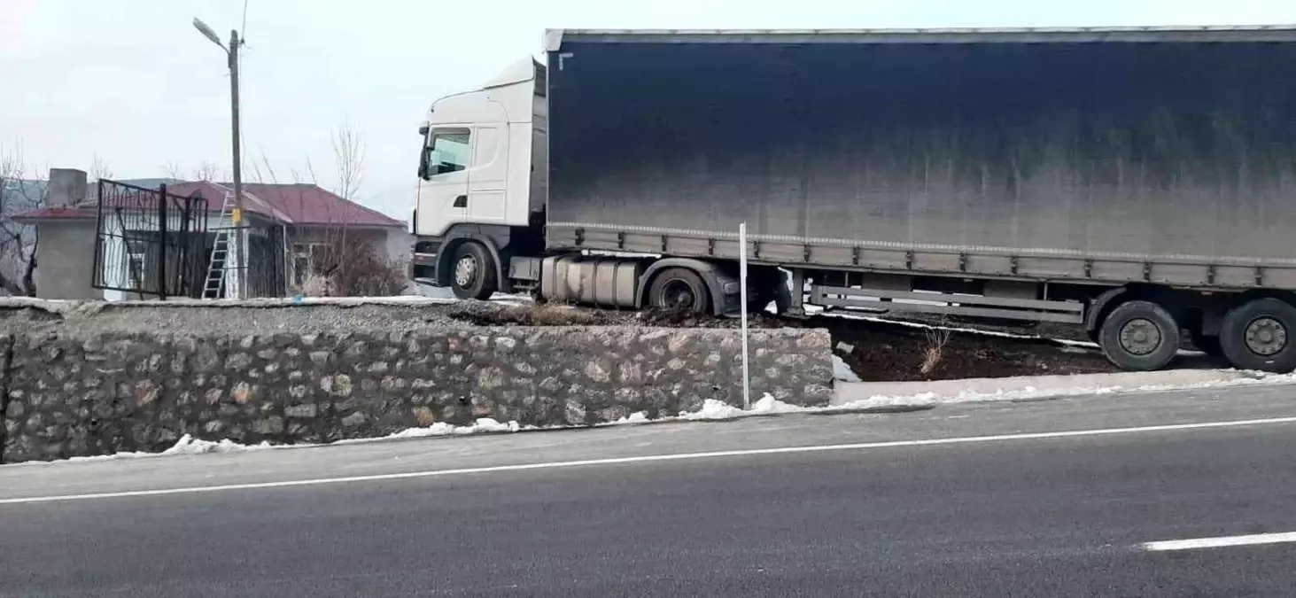 Bingöl\'de freni boşalan tır, istinat duvarına çıkarak durdu