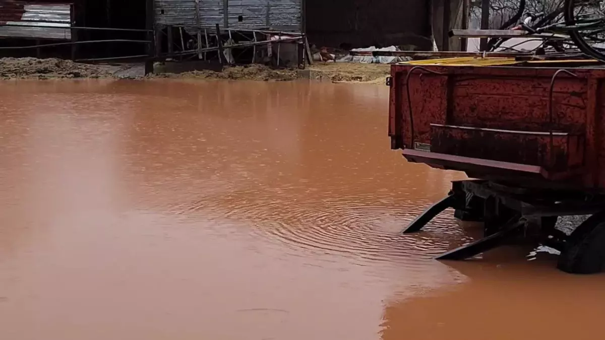 Burdur\'da Sağanak Yağış Etkili Oldu, Köydeki Ev ve Ahırları Su Bastı