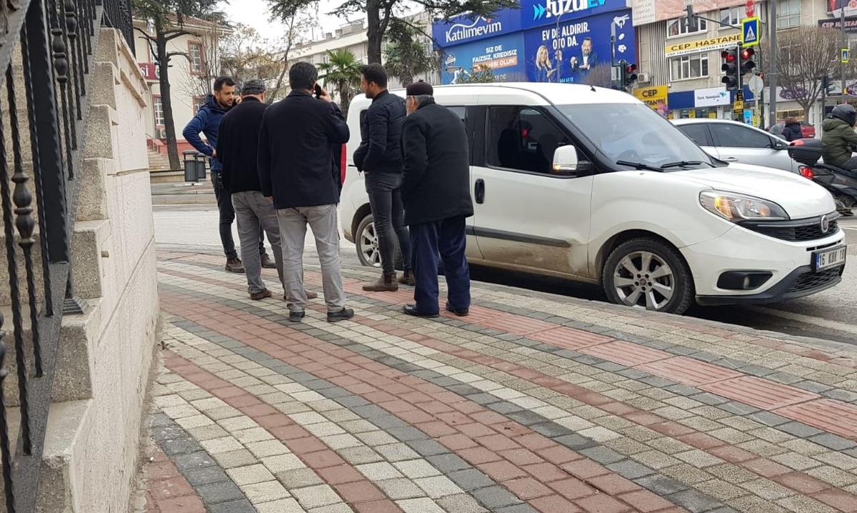 Bursa\'da parasını dolandırıcılara kaptırmak üzere olan yaşlı adamı polis kurtardı