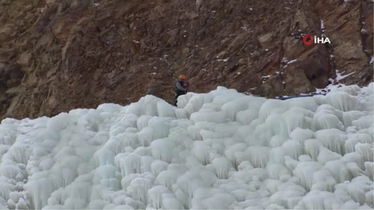 Buz dağına tırmanan dağcılar nefes kesti