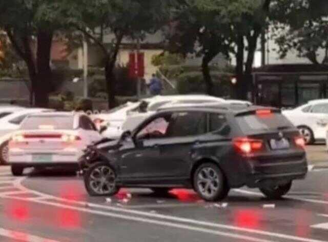 Çin'de araç yayaların arasına daldı: 5 ölü, 13 yaralı