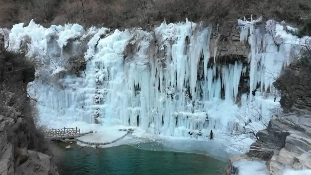 Çin\'in Shanxi Eyaletindeki Buz Çağlayanının Muhteşem Görüntüsü Turistleri Büyüledi