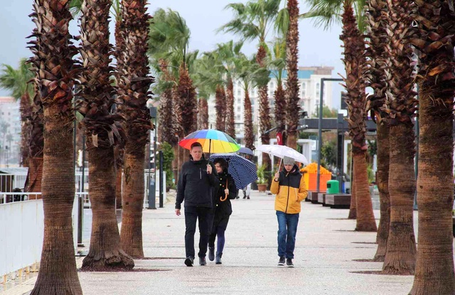 Antalya'nın dünyaca ünlü sahilinin rengi değişti, kumsaldakiler turist değil defineci Antalya'nın dünyaca ünlü sahilinin rengi değişti, kumsaldakiler turist değil defineci