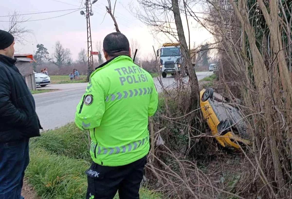 Düzce\'de otomobil kanala uçtu, sürücü yara almadan kurtuldu