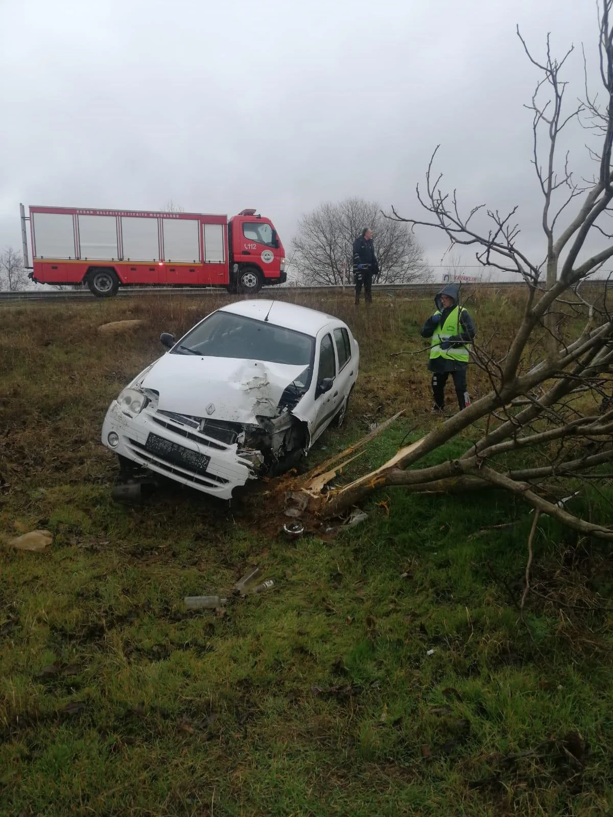 Edirne\'de ağaca çarpan otomobildeki 3 kişi yaralandı