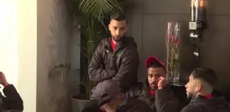 Fas Milli Takımı oyuncuları Cezayir'in hava sahasını açmaması nedeniyle havalimanında bekliyor