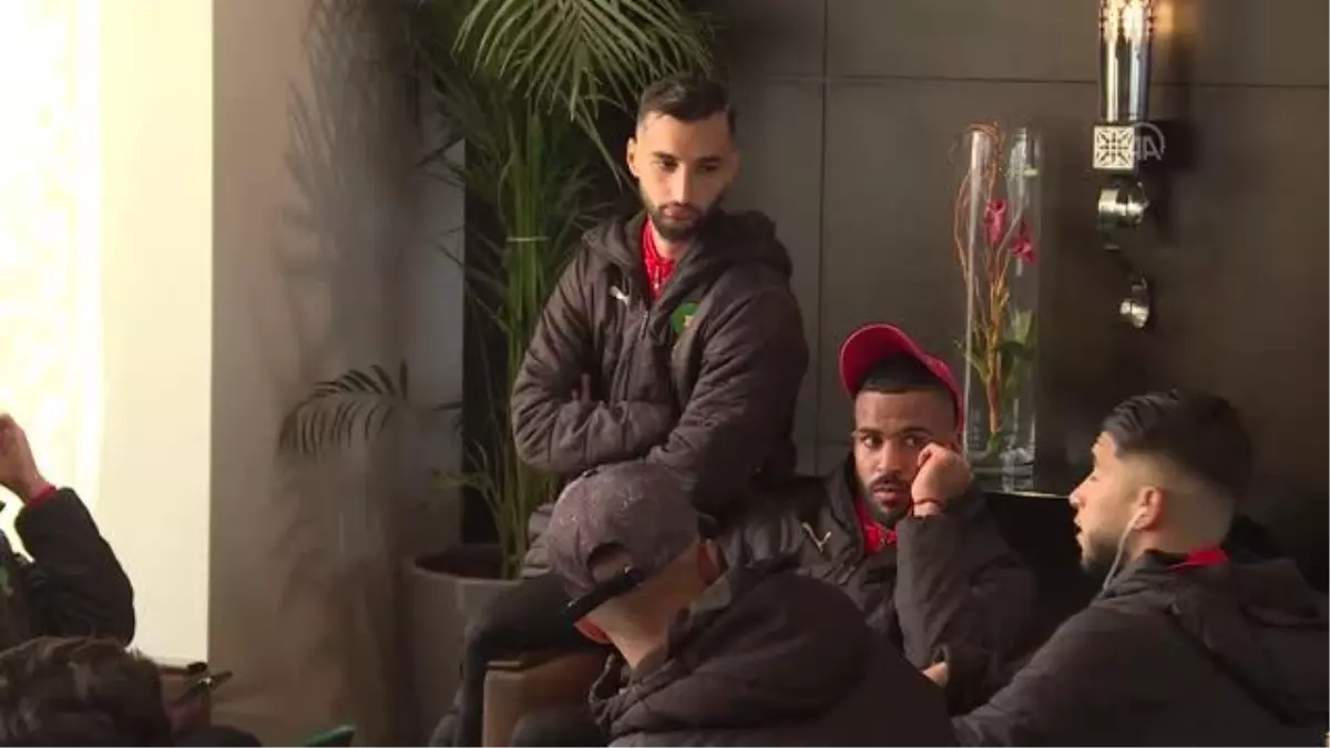 Fas Milli Takımı oyuncuları Cezayir'in hava sahasını açmaması nedeniyle havalimanında bekliyor