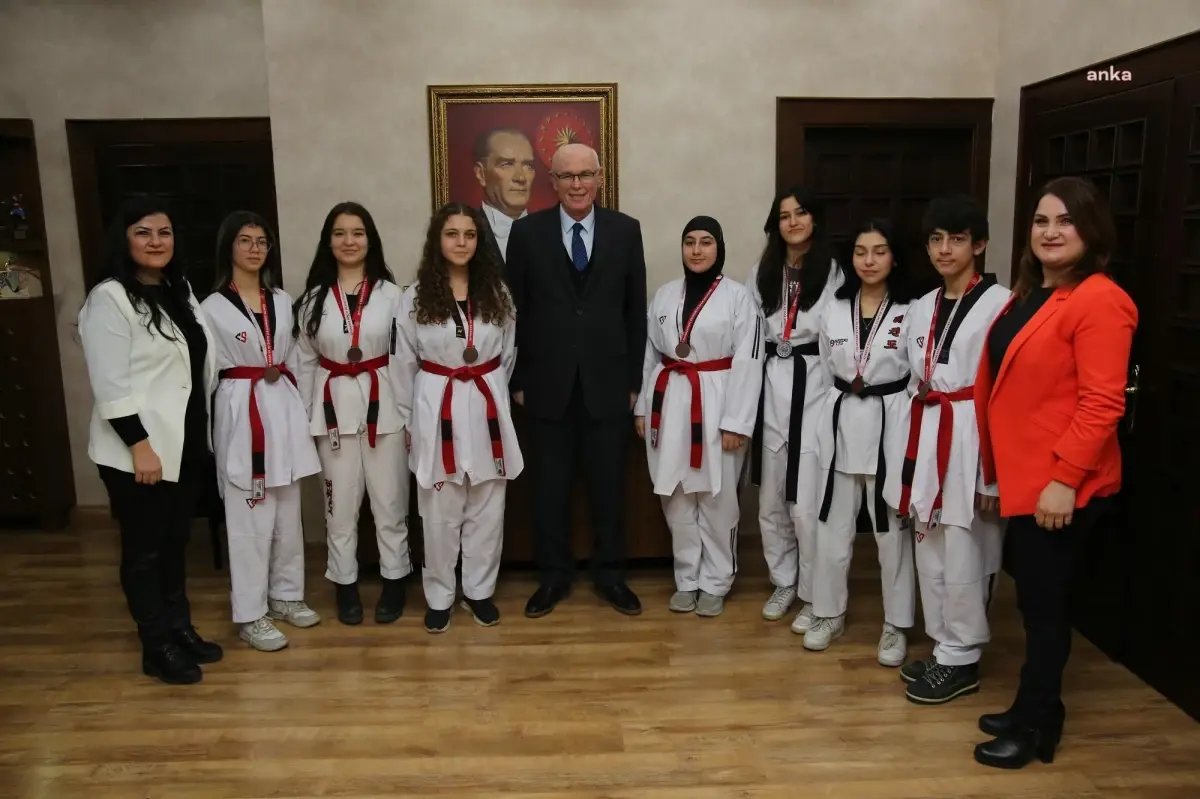 Genç Tekvandoculardan Odunpazarı Belediye Başkanı Kurt\'a Teşekkür Ziyareti