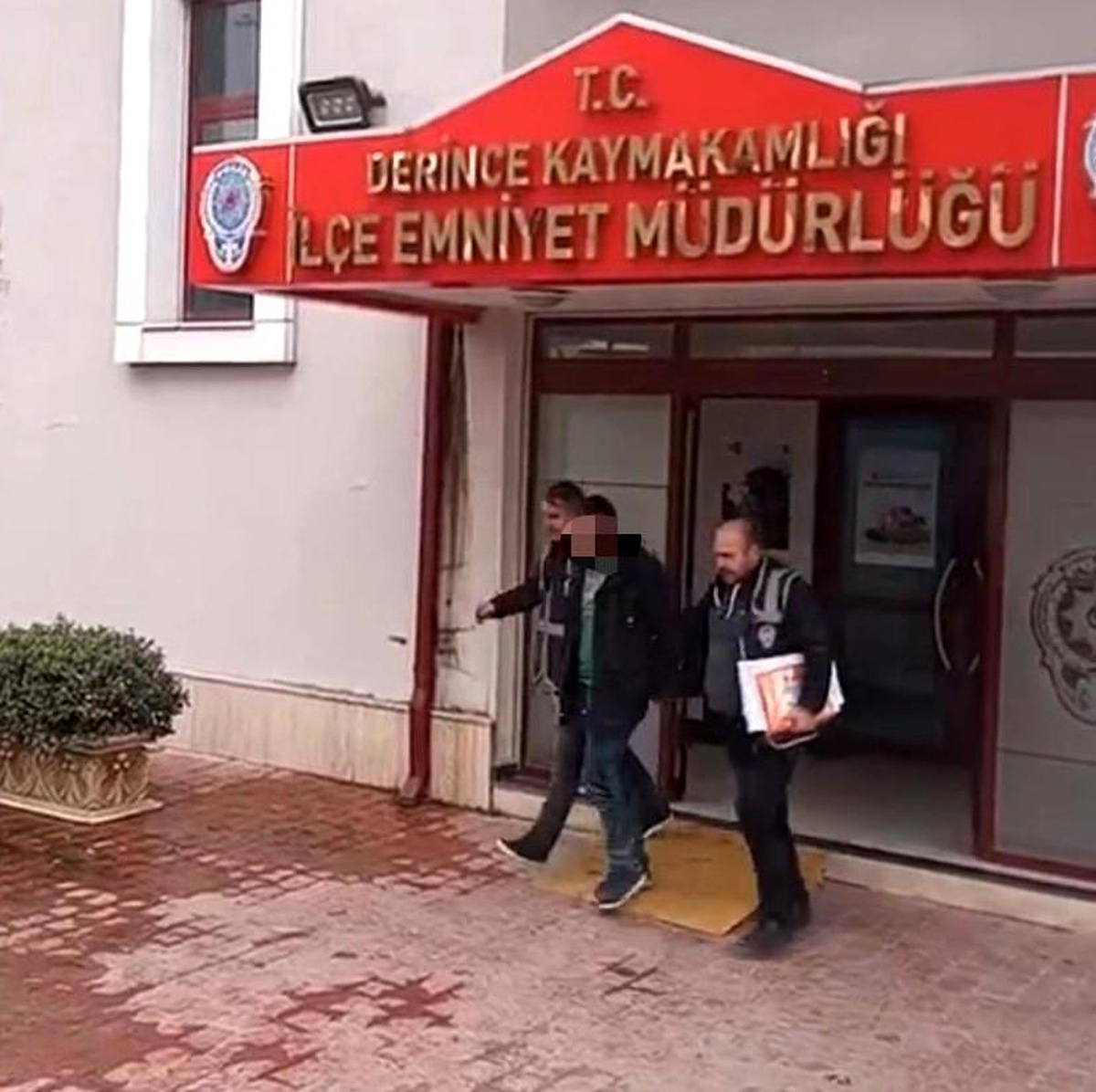 Hırsızlık suçundan aranan şahıs yakayı ele verdi