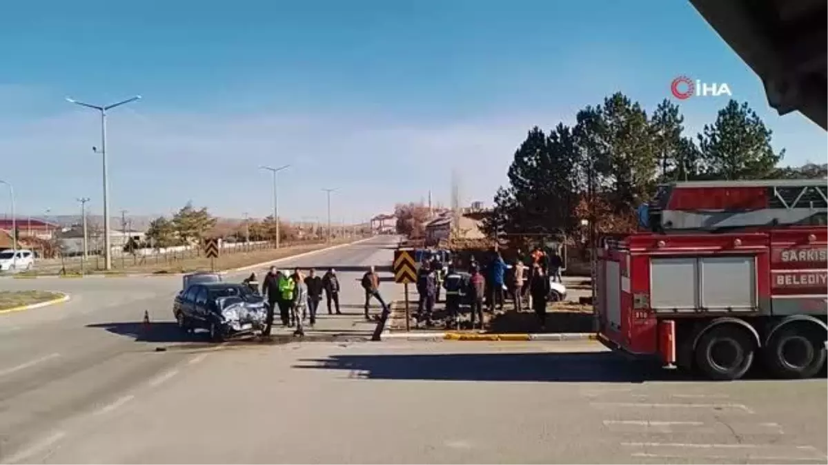 İki otomobilin çarpışması sonucu meydana gelen trafik kazasında 4 kişi yaralandı
