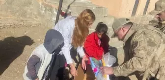 İstanbul'dan gönderilen yardımları jandarma ekipleri öğrencilere ulaştırdı