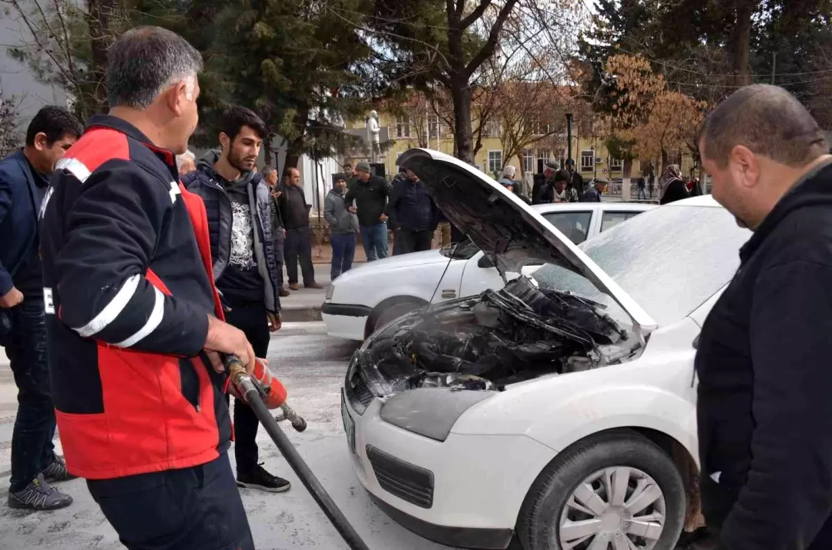 Seyir halindeki otomobil alev aldı